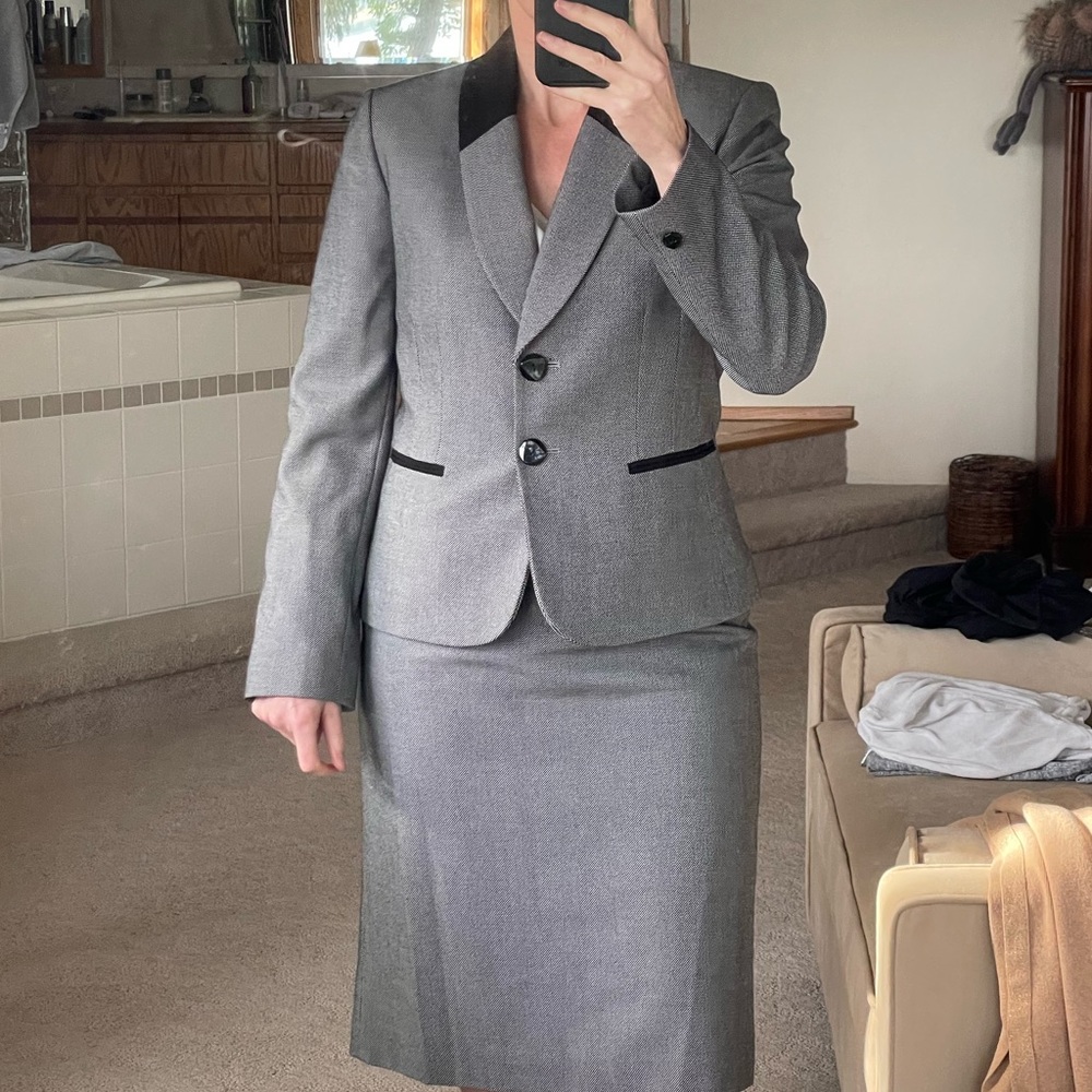 Tahari Skirt and Blazer Size 6 Black